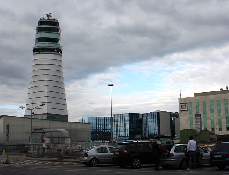 File:Vienna International Airport 20091011 07.JPG