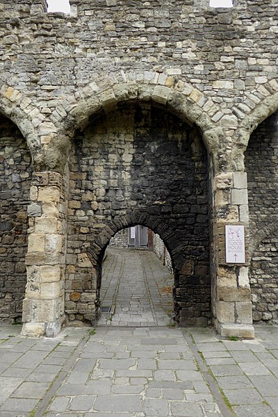 File:View east through Blue Anchor Lane as it passes under the Southampton Town Wall.jpg