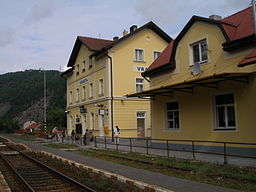 Nástupiště a nádražní budova ve Vraném nad Vltavou