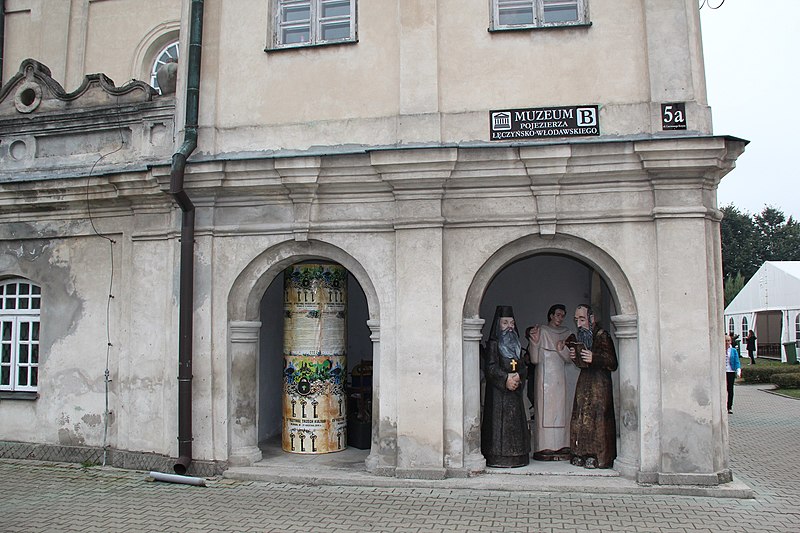 File:Włodawa, synagoga z 1764 r., ob. Muzeum Pojezierza Łęczyńsko - Włodawskiego.JPG