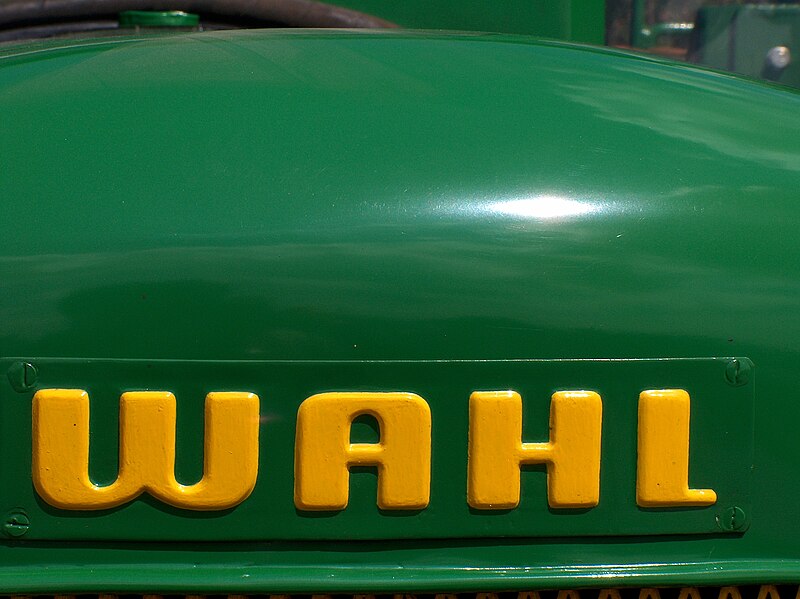 File:Wahl-Schriftzug auf Schlepper-Motorhaube.jpg