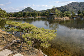 Im Hintergrund Tenjin-yama (93 m) und Takozushi-yama (151 m)[Anm 1] (借景, shakei)