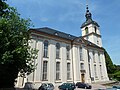 Kirche (mit Ausstattung) sowie Treppe, Mauer und Pflasterung des Kirchhofs