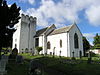 Igreja pintada de branco com torre quadrada.