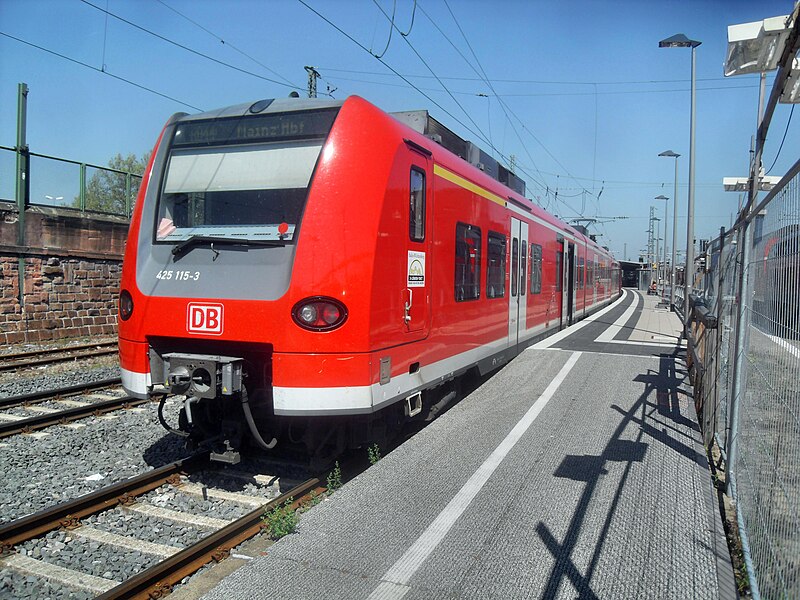 File:Wormser Hauptbahnhof- auf Bahnsteig zu Gleis 5- Richtung Mainz (RB 425 115-3) 20.4.2009.JPG
