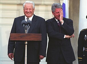 Boris Eltsine et Bill Clinton ayant un fou rire devant la FDR Library à New York, le 24 octobre 1995.