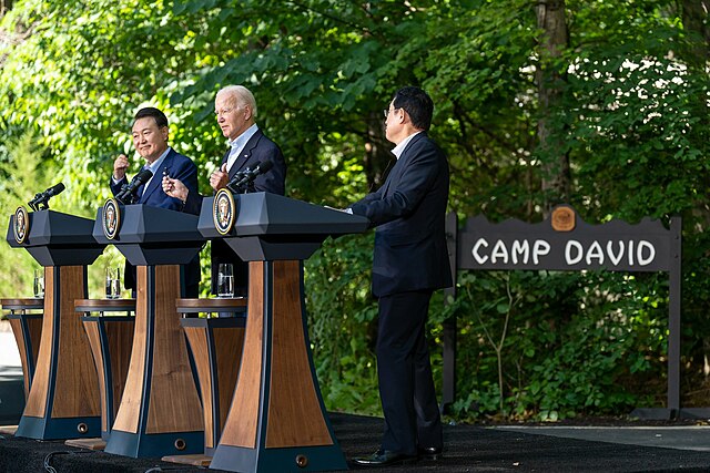 https://upload.wikimedia.org/wikipedia/commons/thumb/7/76/Yoon%2C_Biden_and_Kishida_2023.jpg/640px-Yoon%2C_Biden_and_Kishida_2023.jpg