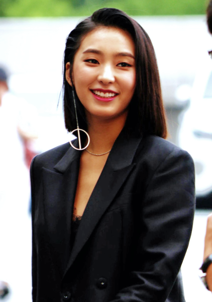 File:Yoon Bo-ra going to a Hit The Stage recording in July 2016 01.png