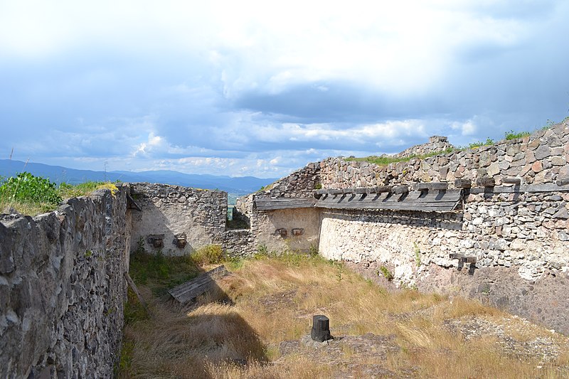 File:Zvolen - Donč Castle - palace and cistern (1).jpg