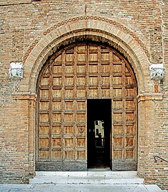Palazzo dei Trecento - Porta d'ingresso al piano superiore