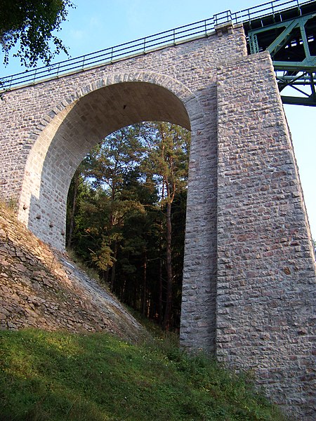 File:Čistá, železniční most přes Javornici, z údolí, severní strana východního konce.jpg