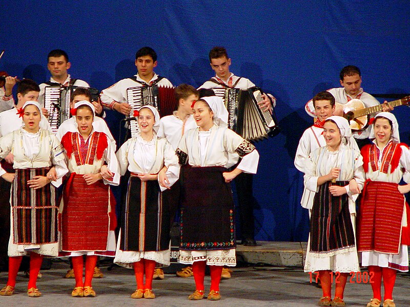 File:Ансамбл Кочо Рацин - Генерациски концерт - 2002 24.jpg