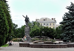 Артемовск фото. Артемовск Бахмут памятники. Бахмут памятник Артему. Памятник Артёму в Артемовске Донецкой области. Бахмут памятник Ленину.