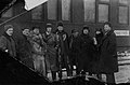 Écrivains sibériens avec Boris Pilnyak, vers 1924-25  De gauche à droite Vyatkin, Pushkarev, Permitin, Pilniak, Zazubrin, Romov, Itin, Neizvestnaya, Urmanov.
