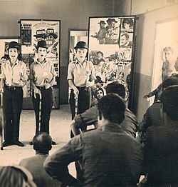 להקת פיקוד מרכז ב-1969 בשיר צ'ארלי צ'פלין, מימין, גליה ישי, במרכז אפרת לביא משמאל ניצה שאול