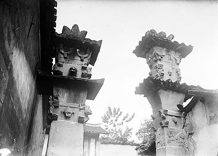 Eastern Han (25–220 AD) Chinese stone-carved que pillar gates of Dingfang, Zhong County, Chongqing that once belonged to a temple dedicated to the Warring States era general Ba Manzi