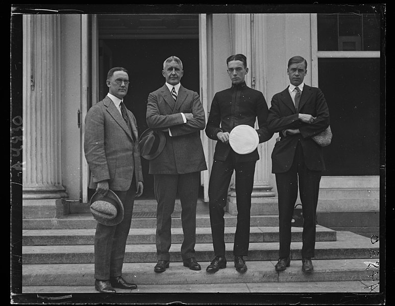 File:...) Grant and group at White House. Sept. 1922 LCCN2016891685.jpg