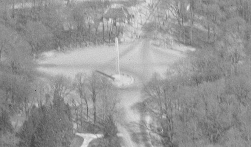 Vue aérienne du carrefour, en avril 1935.