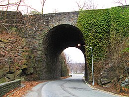 Stenen boog onder Margaret Corbin Drive, die aansluit op de Henry Hudson Parkway in noordelijke richting