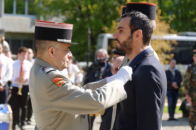 Remise de distinction honorifique.