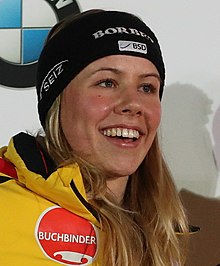 2020-02-22 Upacara penyerahan Medali 2-wanita bobsleigh (Bobsleigh & Kerangka Kejuaraan Dunia Altenberg 2020) oleh Sandro Halank–019-Kira Lipperheide.jpg