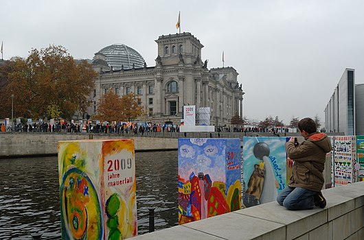 Obilježavanje 20. godišnjice pada Berlinskog zida rušenjem 1000 domina koje su oslikali volonteri