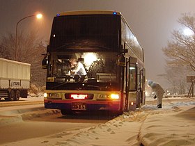 雪の足柄SAで休憩中のドリーム大阪号 西日本JRバス 744-2991
