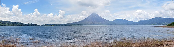 Panorámica del volcán Arenal, col volcán Chatu al so llau y la laguna Arenal al frente.