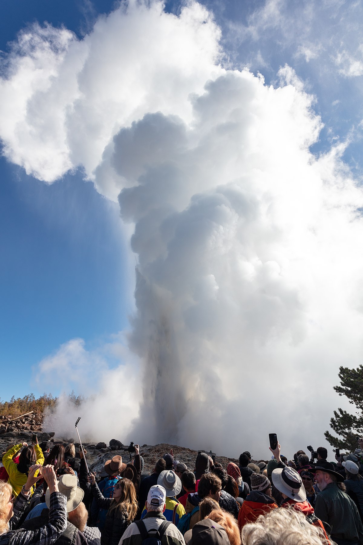 WATCH: Massive Yellowstone geyser erupts after 6 years - East Idaho News