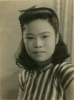 A women in Qipao at Toen circa 1940s 01.jpg