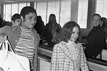 Eusébio accompanied by his wife, Flora, in April 1972