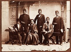 Afrikaanse tot slaaf gemaakten in Iran. Hun kleding suggereert dat ze toebehoorden aan de koning of hooggeplaatste leden van zijn hofhouding. Circa 1880.