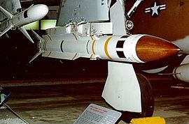foguete no hardpoint underwing de um armamento de caça em exposição no Museu da Força Aérea Nacional em Dayton