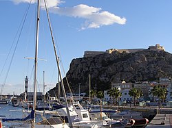 Látkép a kikötő felől, háttérben a Szent János-vár