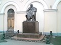 Թատերագիր Օստրովսկու հուշարձանը Մոսկվայի Փոքր թատրոնի շենքի մոտ