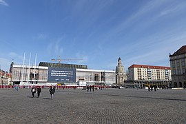 Blick über den Altmarkt zum Kulturpalast, dahinter die bis 2005 wiederaufgebaute Frauenkirche