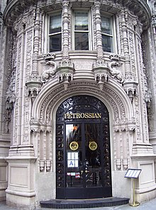 Entrance in the rounded corner Alwyn Court 3.jpg
