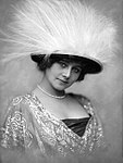 Актриса Андула Седлачкова[cs] з капелюхом, прикрашеним егретками чепури великої, 1912