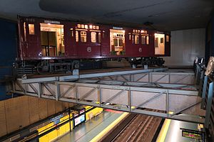 Antiguo vagon de metro en la estacion de Alto del Arenal.JPG