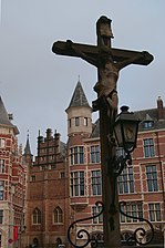 Un crucifix aux abords du château Steen à Anvers.