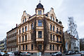 Deutsch: Wohnhaus an der Ostwender Straße Nr. 3, Ecke Auf dem Lärchenberge, im Stadtteil Oststadt von Hannover. English: Apartment house located at Ostwender Strasse no. 3 and Auf dem Laerchenberge in Oststadt quarter of Hannover, Germany.