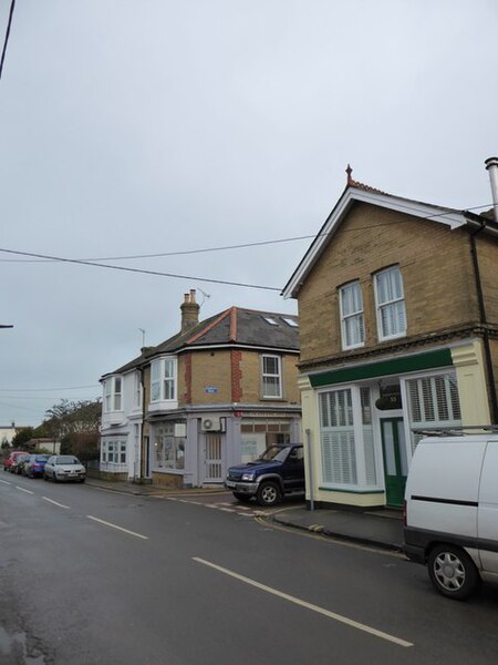 File:Approaching the junction of High Street and Dennett Road - geograph.org.uk - 5633963.jpg