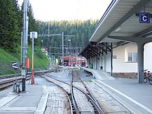 Ende des Zwischen- (links) und des Hausperrons mit anschliessendem Güterschuppen (rechts), hinten die Abstellgleise vor dem Depot (2010)