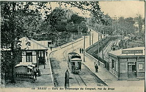 Un tram urbano in sosta alla stazione della tranvia extraurbana per Conquet