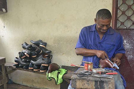 M.Kondo au montage des chaussures