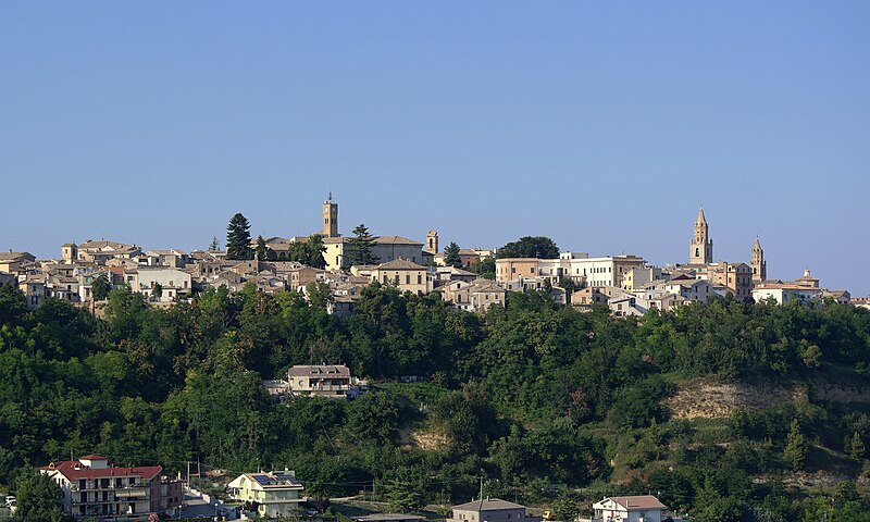 File:Atri panorama dal colle di giustizia 01.jpg