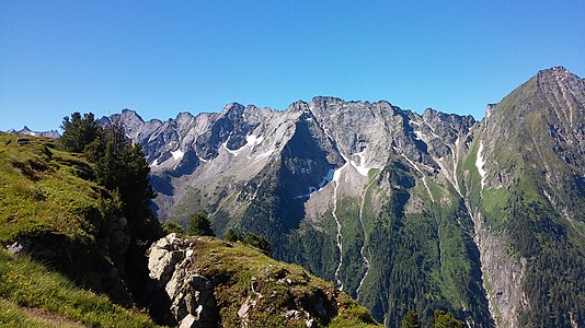 near mountain Ahornspitze, Bergkette mit Dristner bei Mayrhofen