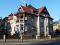 Villa, Hintergebäude und Einfriedung