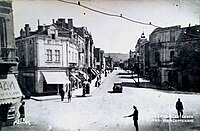 1930 – Магазинът за бонбони на Балъкчиеви – вляво, на ъгъла с днешната ул. „Воден“. Вдясно – сграда на Арменското дружество