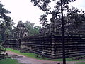 English: Baphuon, eastern gopura of the first wall from north eastern corner. Français : Baphuon, gopura oriental de la première enceinte vu de l'angle nord-est.